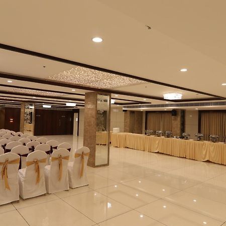 Sri Sri Sri Hotel Khammam Exterior photo