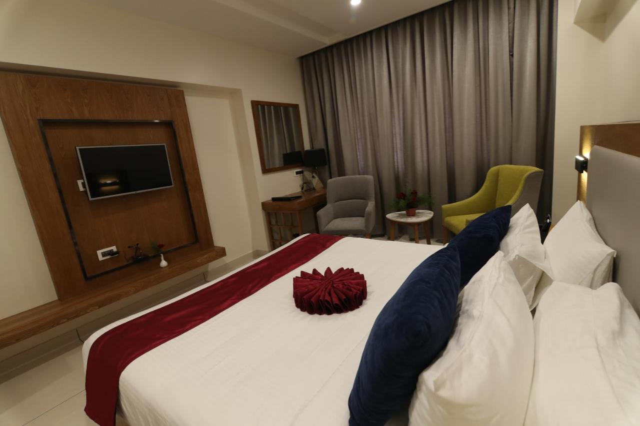 Sri Sri Sri Hotel Khammam Exterior photo