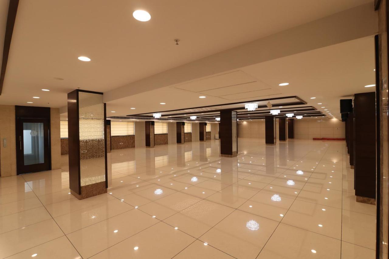 Sri Sri Sri Hotel Khammam Exterior photo